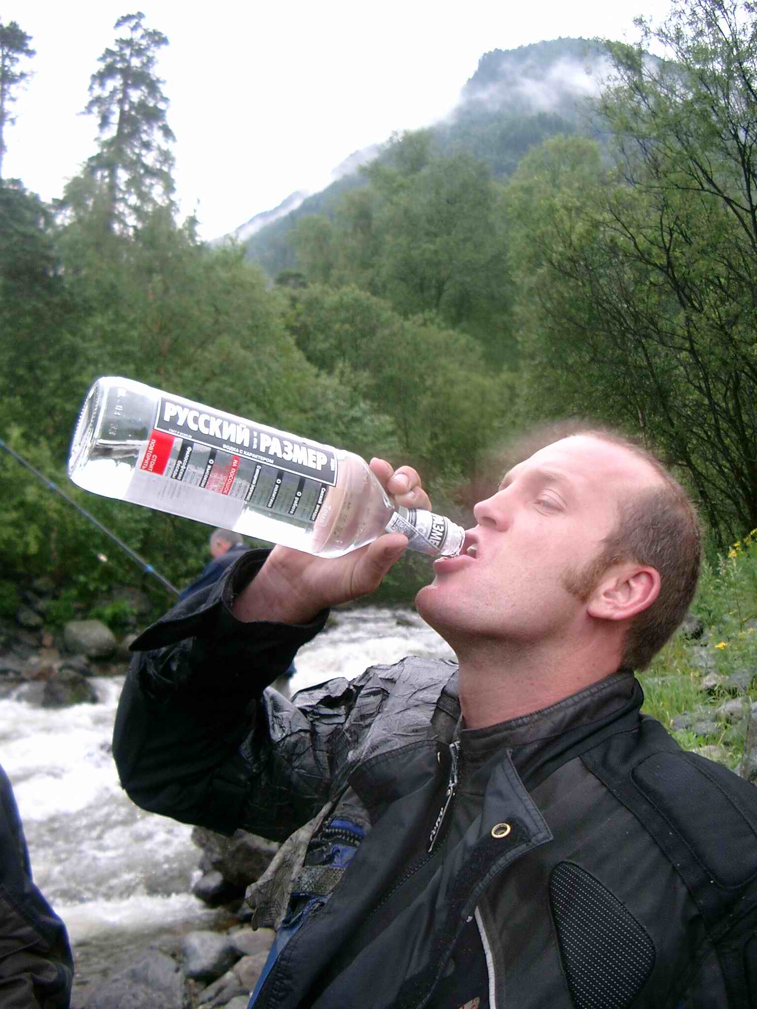 Русские мужики пьют. Парень бухает. Пьющий мужчина.